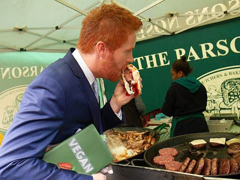 اضغط لمشاهدة الصور: مع اقتراب ولادة الطفل الملكي، صور كوميدية للأمير هاري وميجان!